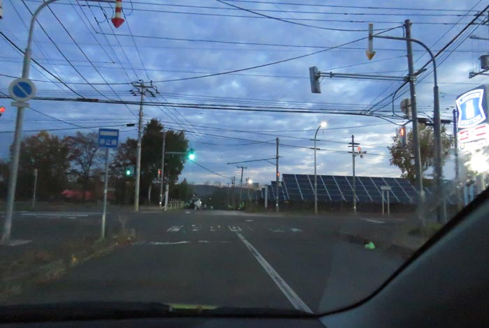 webnews今朝の北見/交差点から奥が無加川の右岸堤防