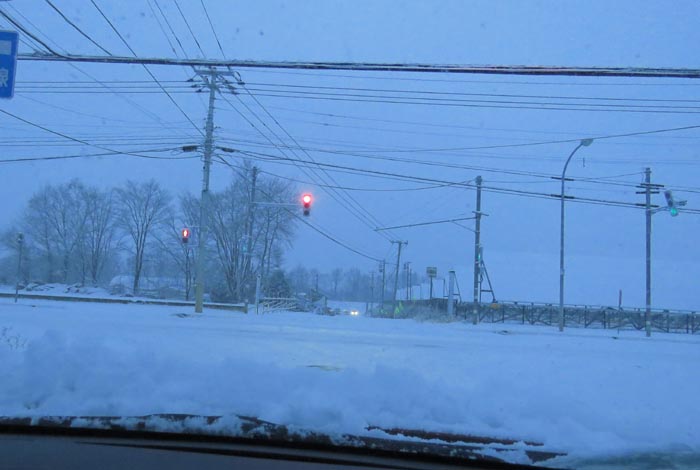 webnews今朝の北見/交差点から奥が無加川の右岸堤防