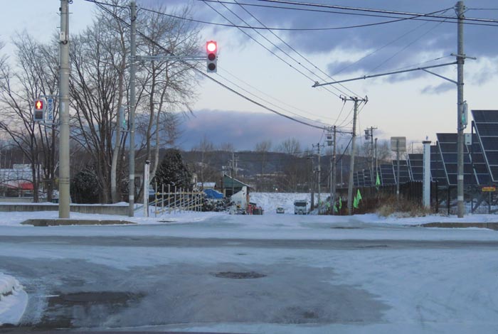 webnews今朝の北見/交差点から奥が無加川の右岸堤防