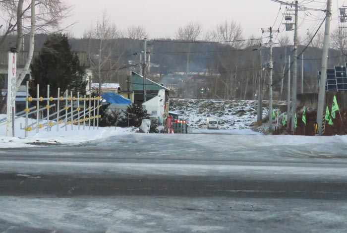 webnews今朝の北見/交差点から奥が無加川の右岸堤防