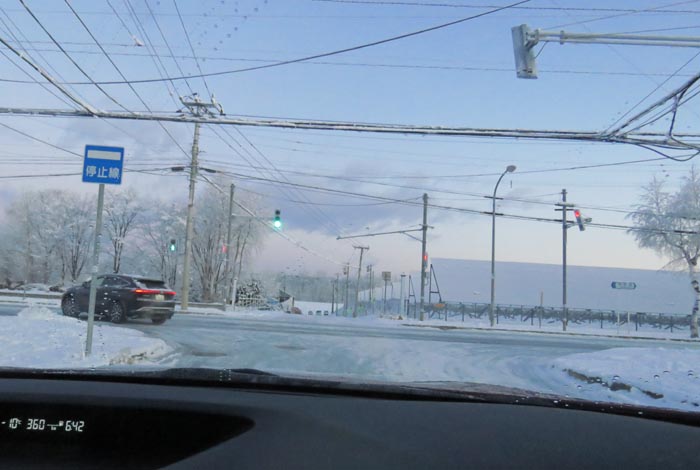 webnews今朝の北見/交差点から奥が無加川の右岸堤防